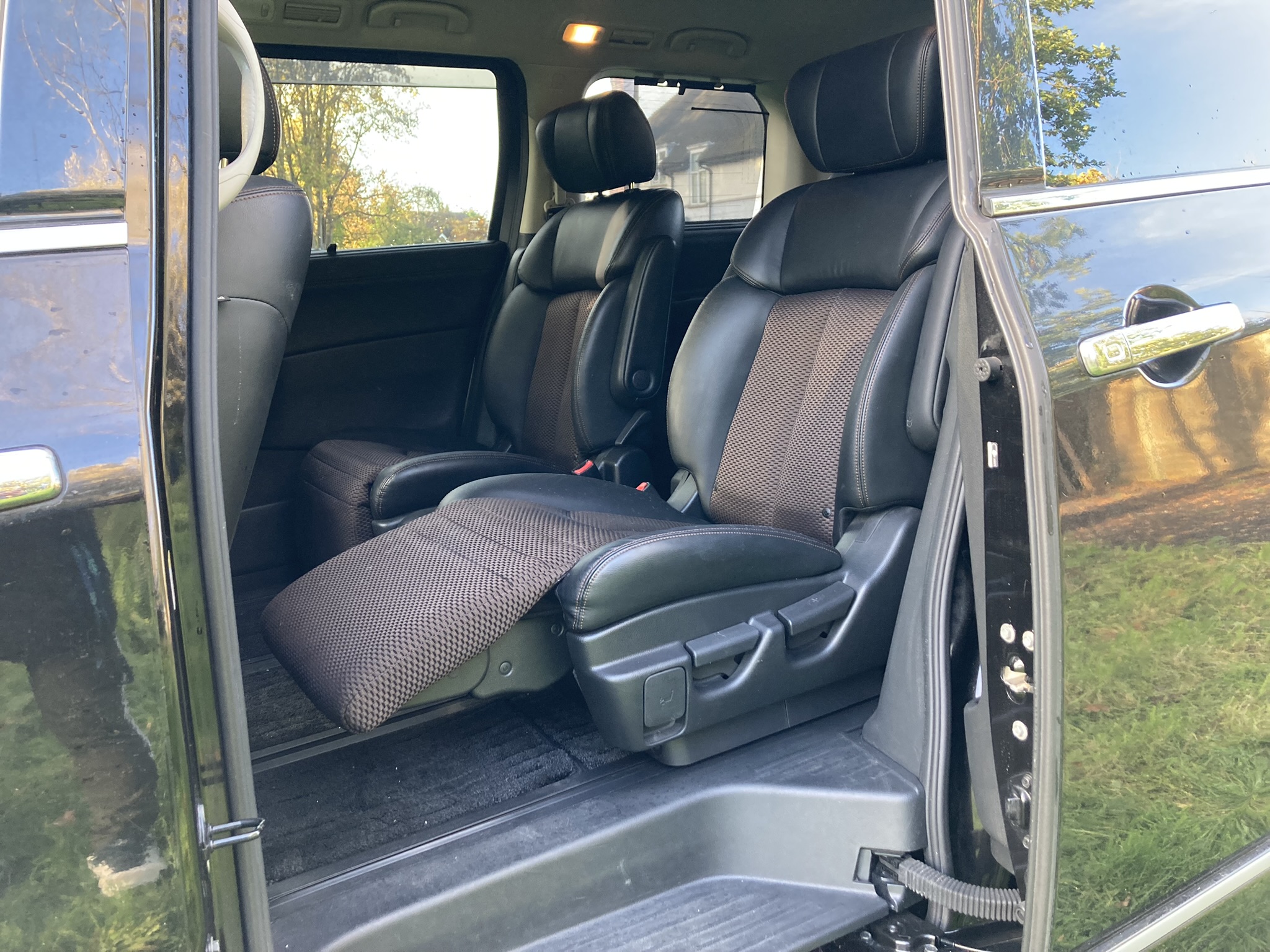 ULEZ FREE NISSAN ELGRAND HIGHWAY STAR 2012