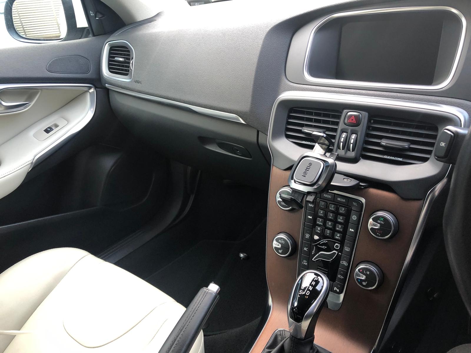 VOLVO V40 PETROL AUTOMATIC 2017