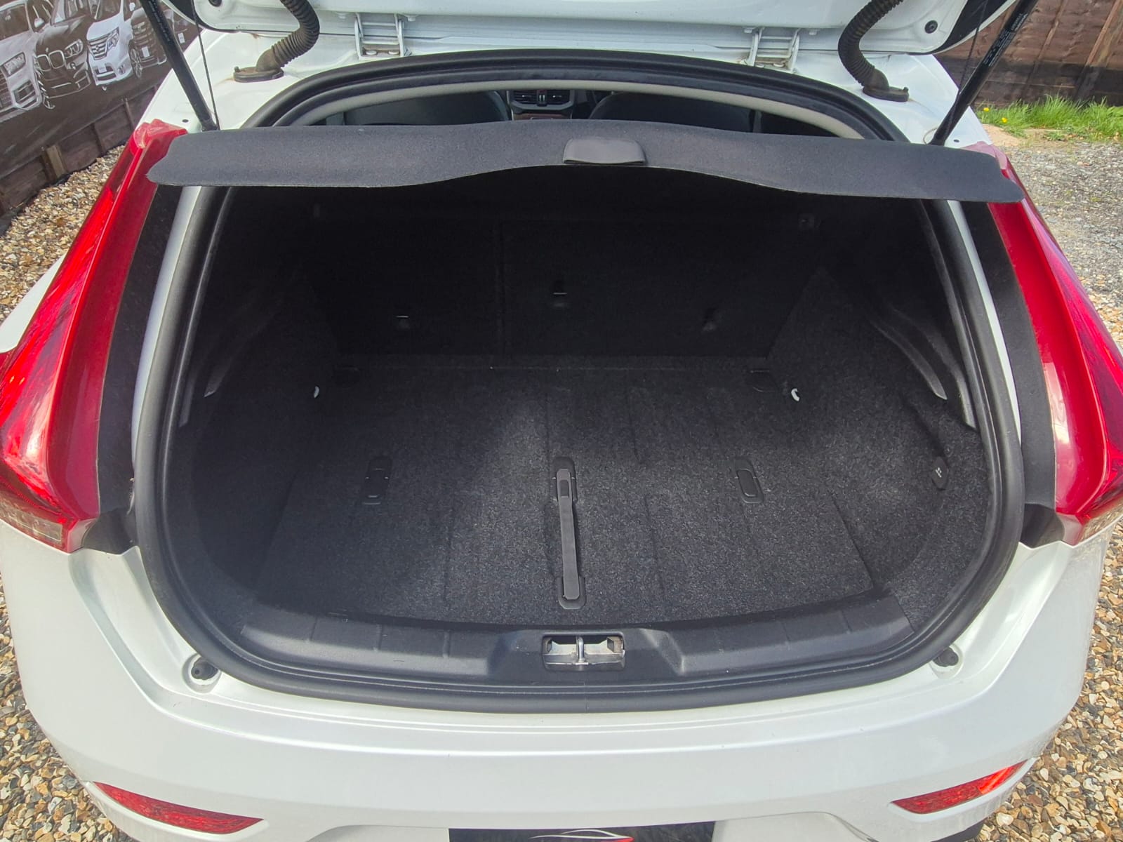 VOLVO V40 PETROL AUTOMATIC 2017