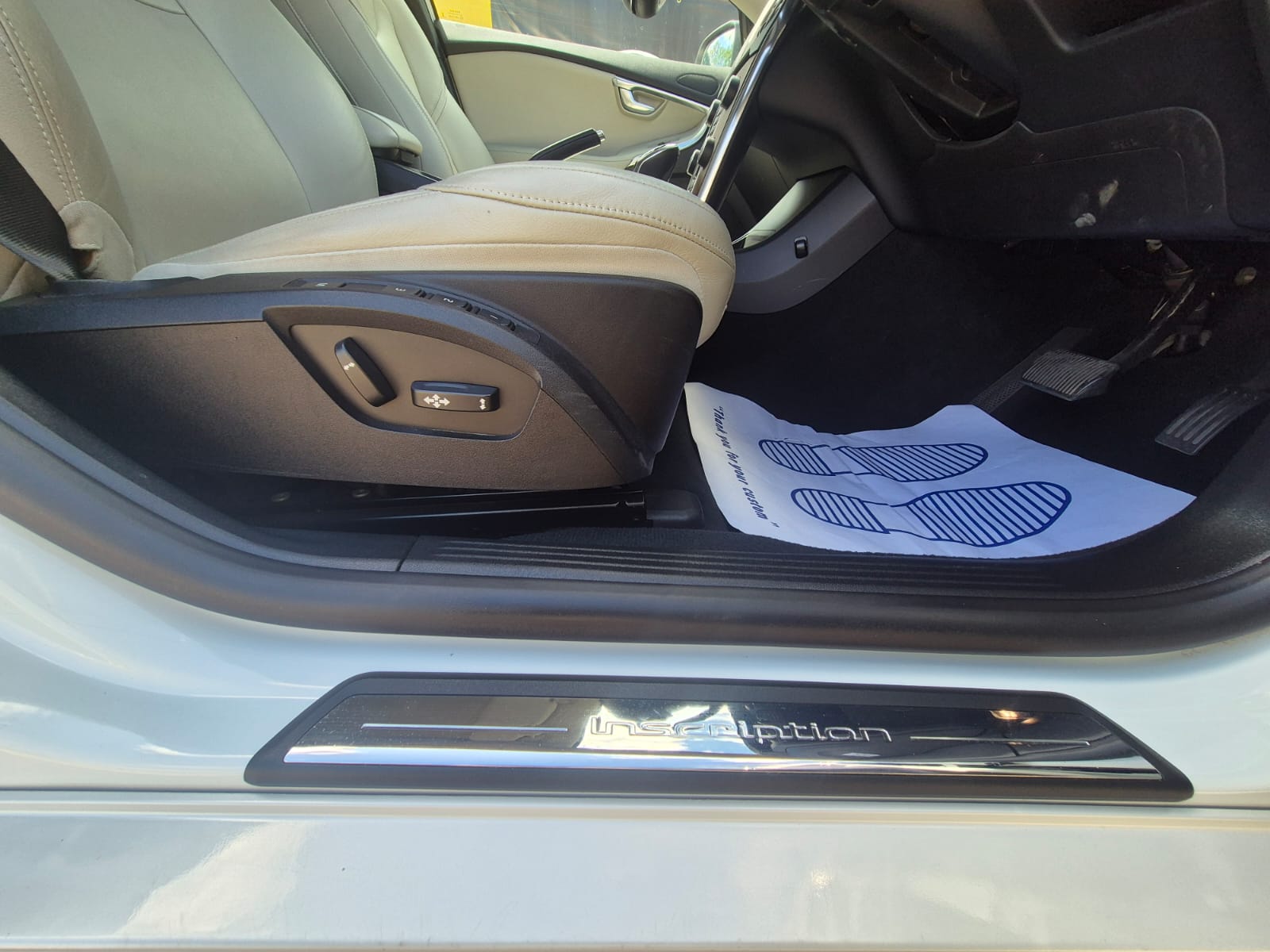 VOLVO V40 PETROL AUTOMATIC 2017