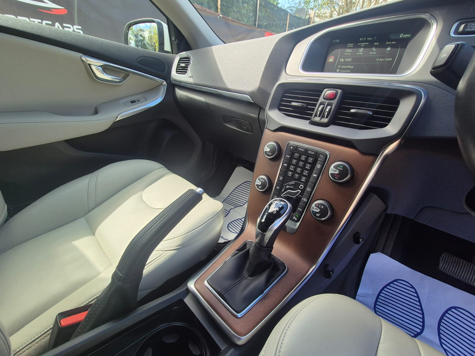 VOLVO V40 PETROL AUTOMATIC 2017