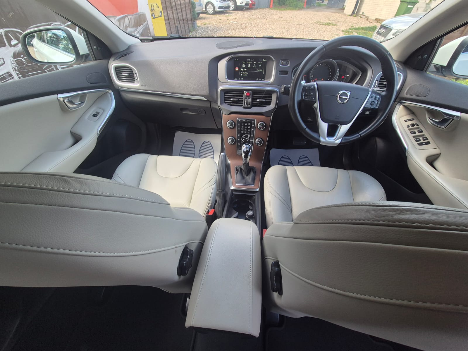 VOLVO V40 PETROL AUTOMATIC 2017