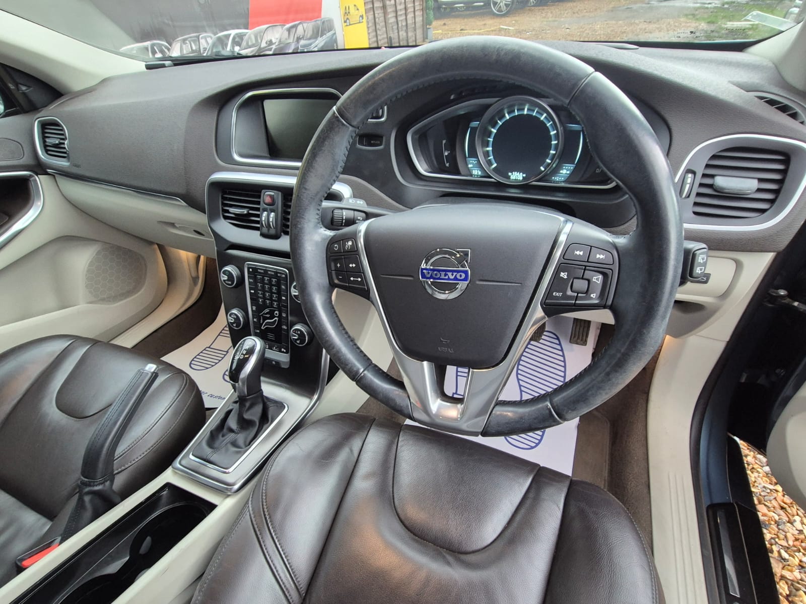 VOLVO V40 PETROL AUTOMATIC YEAR 2013