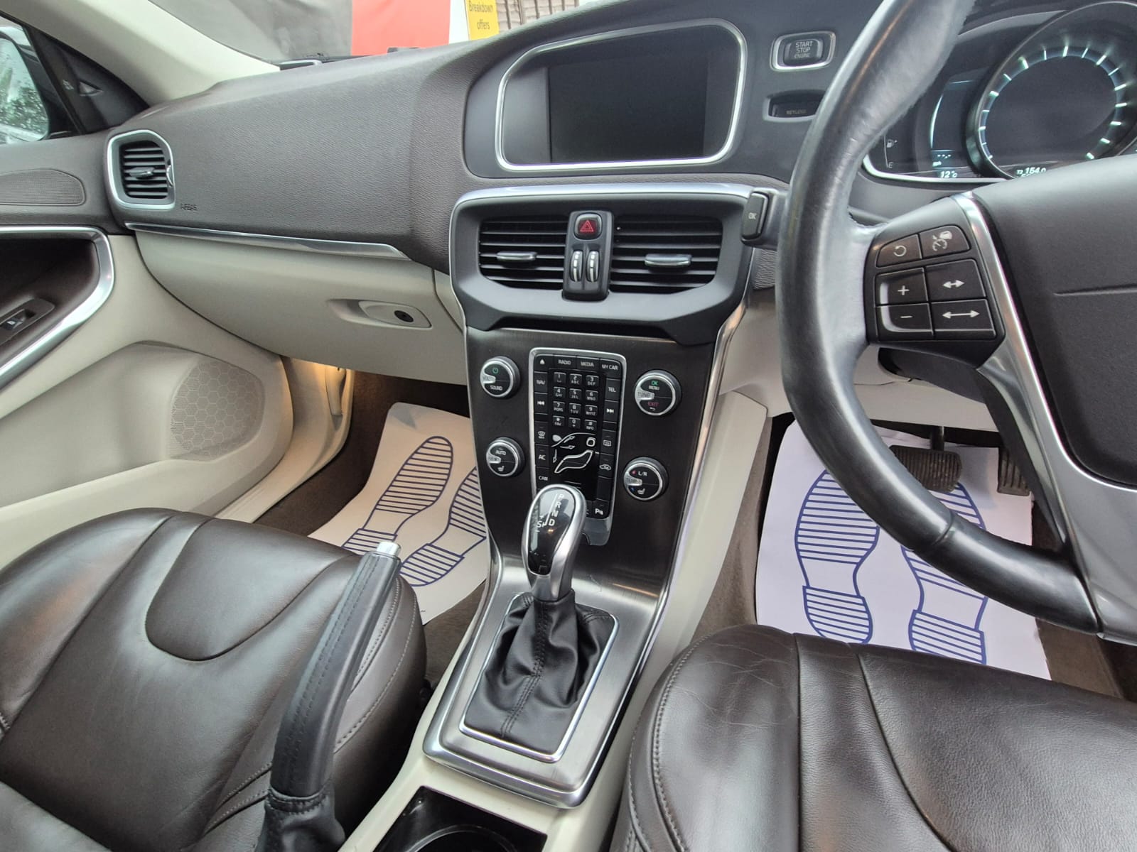 VOLVO V40 PETROL AUTOMATIC YEAR 2013