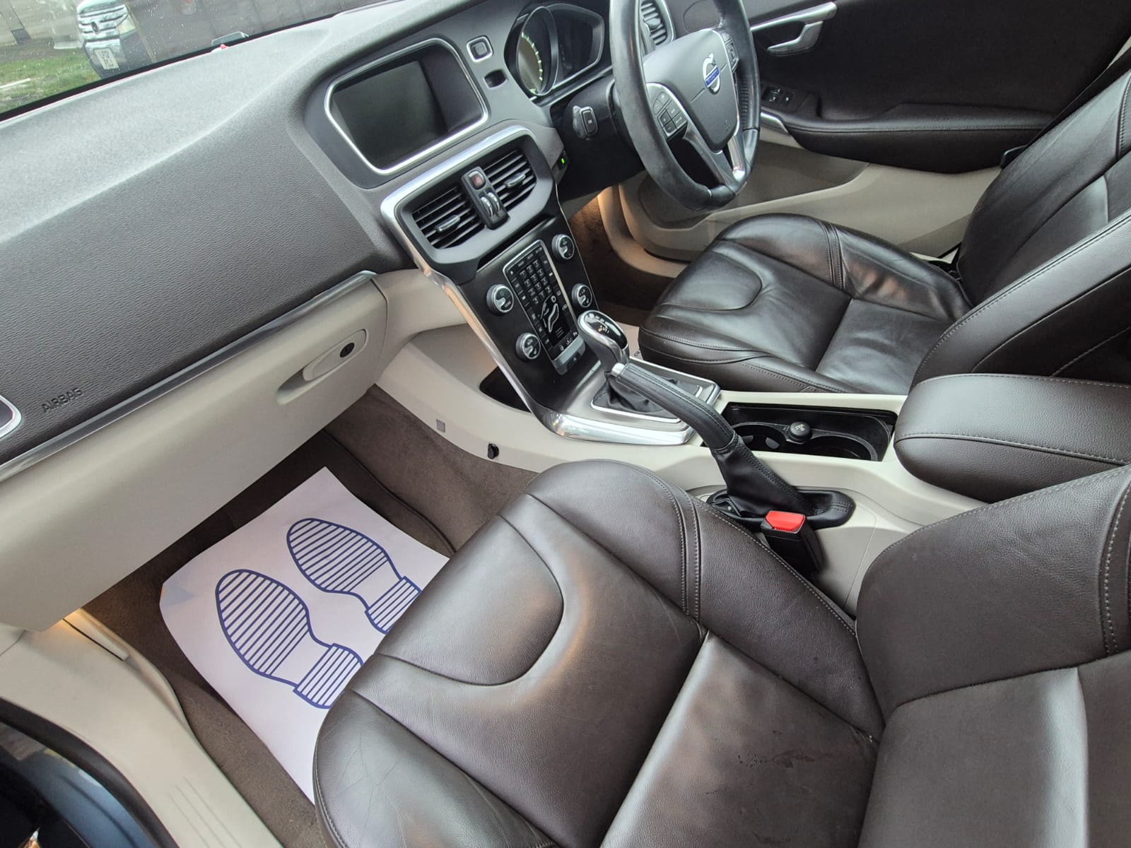 VOLVO V40 PETROL AUTOMATIC YEAR 2013