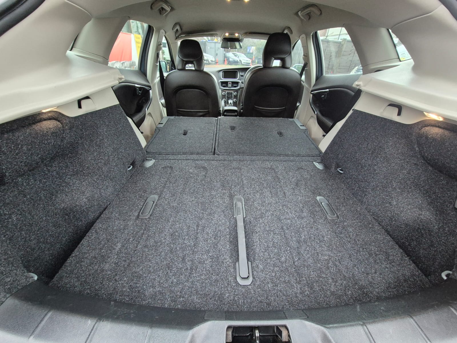 VOLVO V40 PETROL AUTOMATIC YEAR 2013