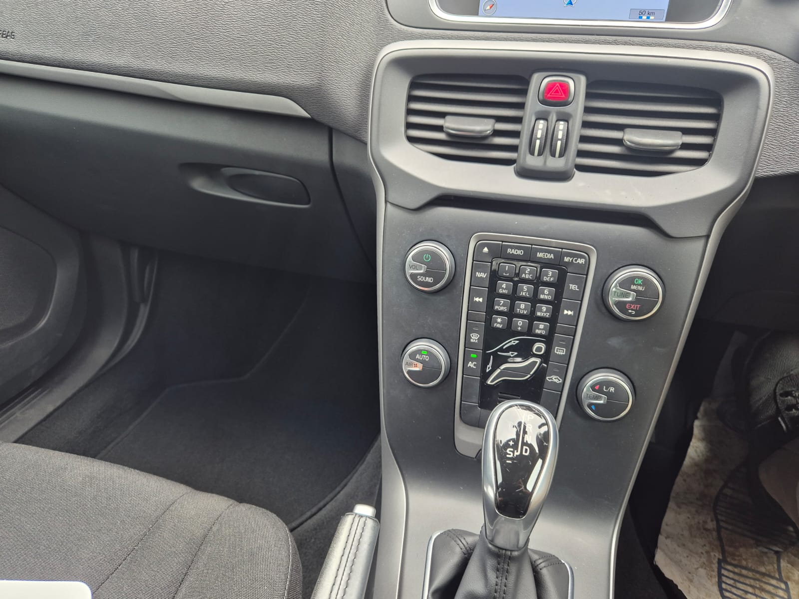 VOLVO V40 PETROL AUTOMATIC 2014